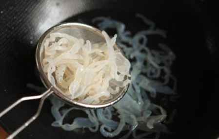 涼拌海蜇絲 焯水與否的秘訣與爽脆不縮水的技巧